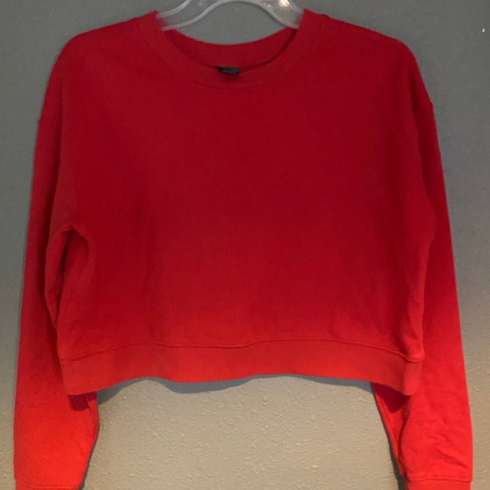 Red crop crewneck